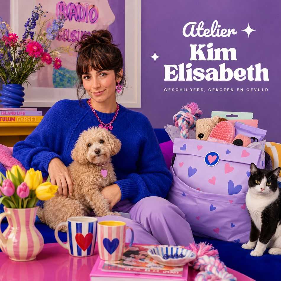 Kim op de paarse bank met hond, kat en een gevulde verrassingsbox